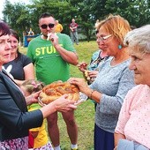 Wszystkich przybyłych na uroczystość starości dożynkowi częstowali chlebem.