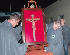 Krzyż św. Jana Pawła II peregrynuje po wszystkich oddziałach TPBA w Polsce.