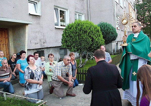 Biskup Włodarczyk błogosławi domy w Zarańsku.