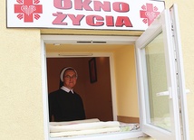 ◄	S. Maksyma w oknie życia w Bielsku-Białej Lipniku.