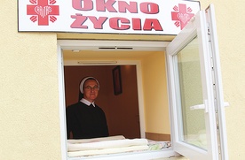 ◄	S. Maksyma w oknie życia w Bielsku-Białej Lipniku.