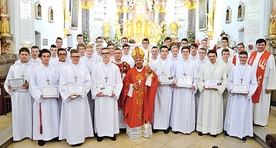 Nowo ustanowieni ceremoniarze otrzymali krzyże od biskupa Rudolfa Pierskały.