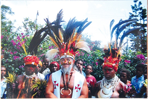 Ks. Bogdan Cofalik wśród Papuasów. W tradycyjne barwy malują oni siebie i swojego księdza co roku w święto Świętej Rodziny.