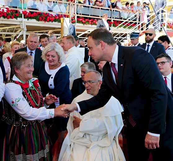 ▼	Prezydent Andrzej Duda pozdrawia rolników niosących do ołtarza chleb wypieczony  z tegorocznych ziaren zbóż.