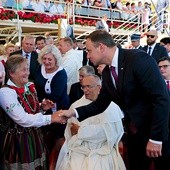 ▼	Prezydent Andrzej Duda pozdrawia rolników niosących do ołtarza chleb wypieczony  z tegorocznych ziaren zbóż.