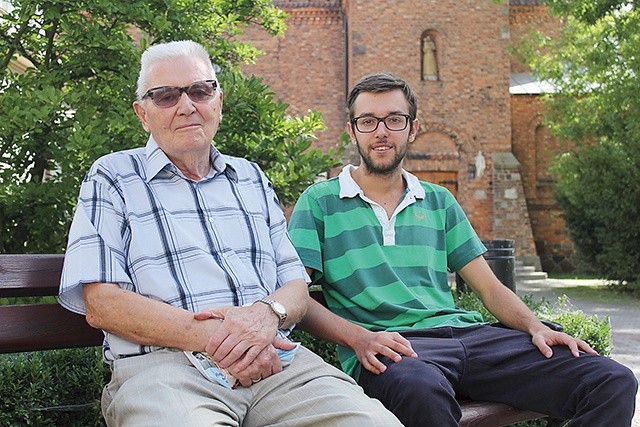 Józef Wereda czeka na słotną jesień i zimę, aby mieć więcej czasu na wspomnienia i pisanie. Na zdjęciu z wnukiem Michałem, który pomaga mu w spisywaniu wspomnień.