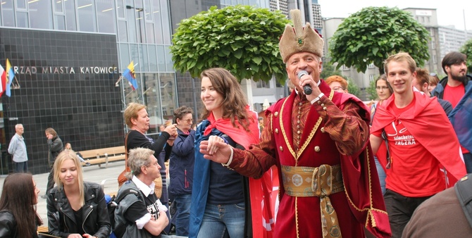 Piotr Hankus z Zespołu Pieśni i Tańca „Śląsk” prowadzi poloneza