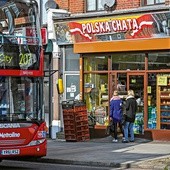 Z polskiej przedsiębiorczości i pracy korzystają nie tylko Polacy mieszkający  w Wielkiej Brytanii. Sklepy z polską żywnością chętnie odwiedzają również sami Brytyjczycy. A niektóre dzielnice  i miasteczka na Wyspach zostały przywrócone  do życia dzięki inicjatywie i zaradności imigrantów z Polski.