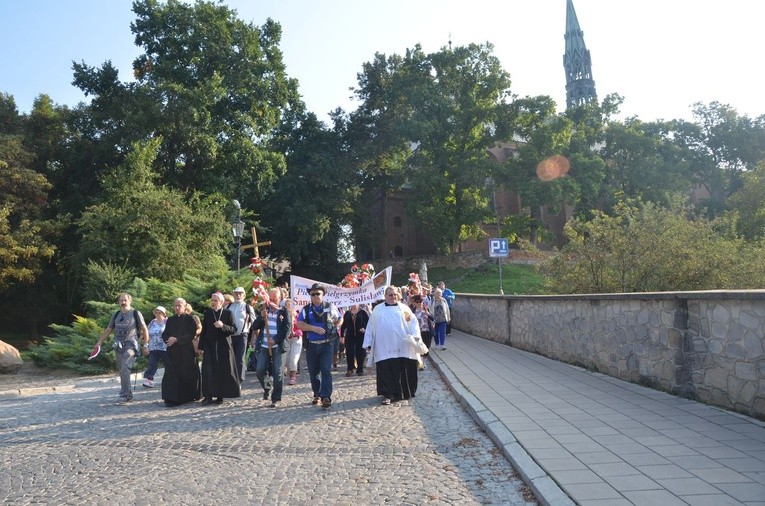 Pątnicy w drodze do Sulisławic