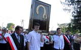 Przedstawiciele mlodzieży z parafii w Baranowie niosa ikonę Matki Bożej w procesji