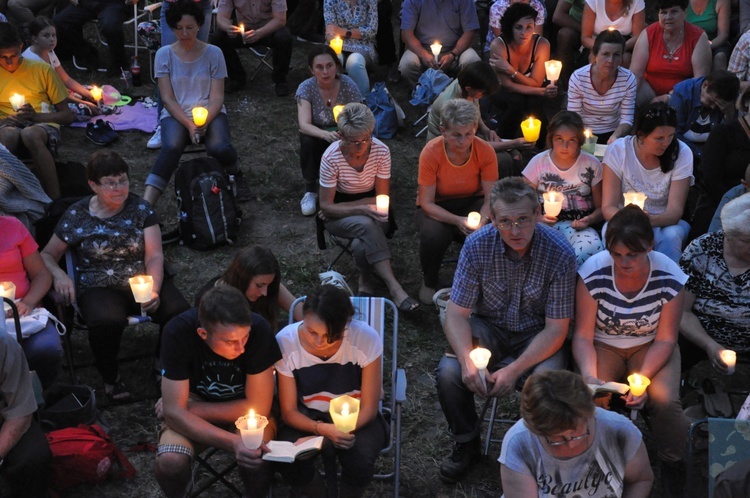 Nabożeństwo ze świecami na Górze Świętej Anny