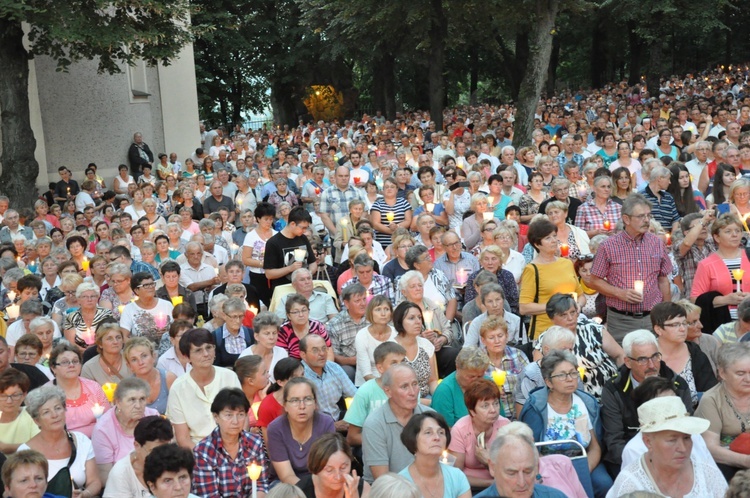 Nabożeństwo ze świecami na Górze Świętej Anny