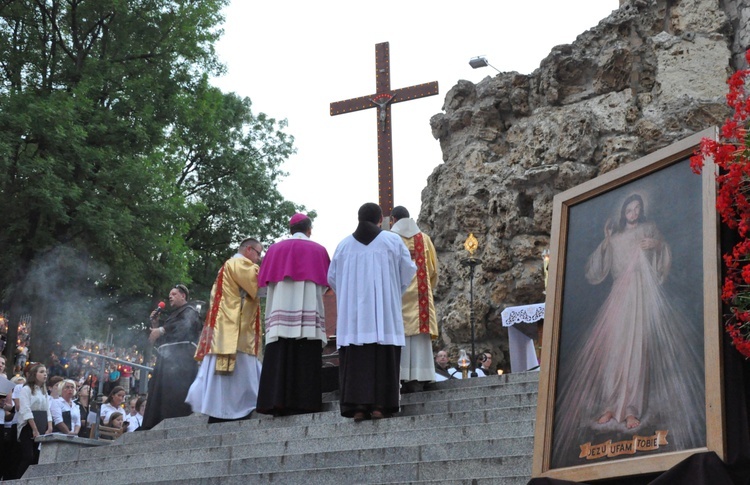 Nabożeństwo ze świecami na Górze Świętej Anny