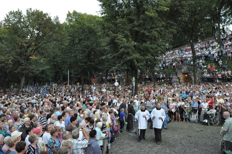 Nabożeństwo ze świecami na Górze Świętej Anny