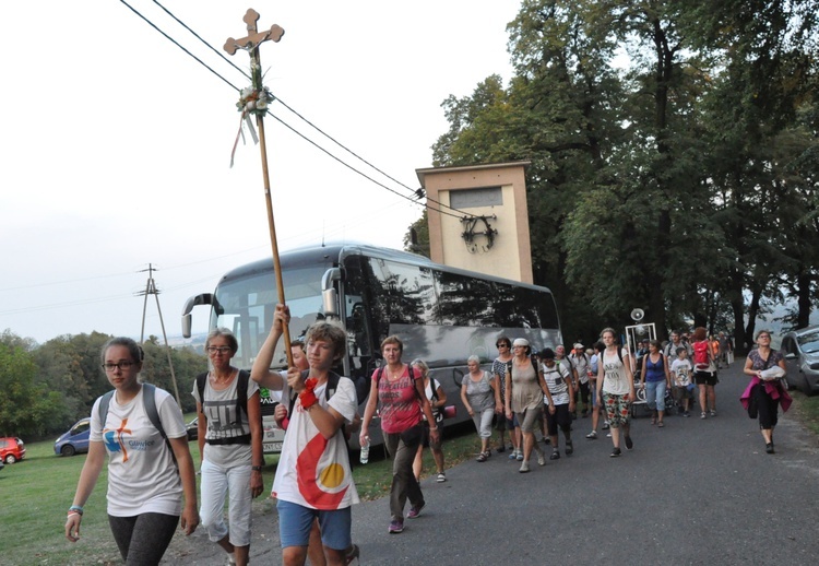 Nabożeństwo ze świecami na Górze Świętej Anny