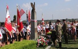 Przed mogiłą żołnierską na cmentarzu w Kozłowie Szlacheckim złożono wiązanki kwiatów