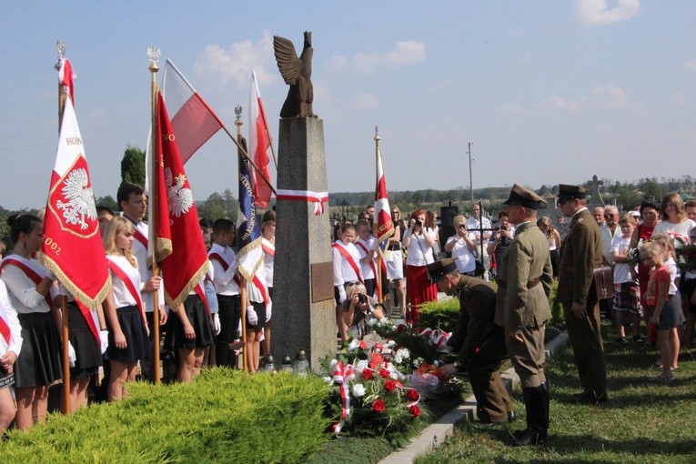 Przed mogiłą żołnierską na cmentarzu w Kozłowie Szlacheckim złożono wiązanki kwiatów