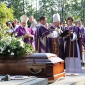 Ceremoniom pogrzebowym przewodniczył bp Jan Zając z Krakowa