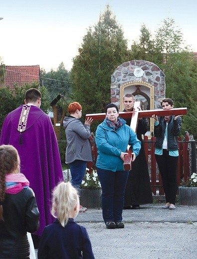 W Zielonce Pasłęckiej niemal przy każdym domu jest kapliczka.