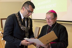 Biskup Regmunt do 2015 roku pełnił funkcję ordynariusza diecezji zielonogórsko-gorzowskiej.