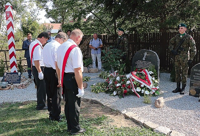 ▲	Na pamiątkę odsłonięto tablicę upamiętniającą bohaterstwo cichociemnych, którą poświęcił abp Józef Kupny.