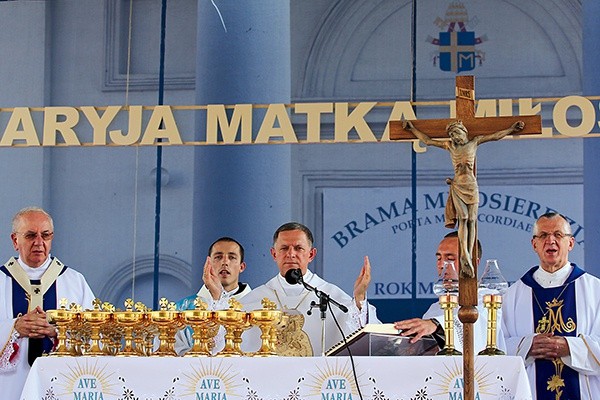 Przy ołtarzu (od lewej): abp Stanisław Budzik, metropolita lubelski, abp Mieczysław Mokrzycki i bp Mieczysław Cisło.