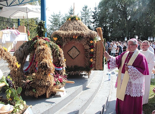 ▲	Moment poświęcenia wieńców żniwnych.