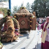 ▲	Moment poświęcenia wieńców żniwnych.