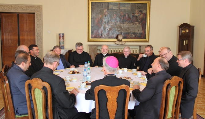 Abp Wiktor Skworc na spotkaniu z nowo mianowanymi proboszczami