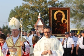 Po Maryję przybywajacą do parafii w Miedniewicach wyszedł tłum wiernych na czele z biskupem ordynariuszem