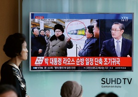 Koreańczycy na dworcu dowiadują się z telewizyjnych wiadomości o kolejnej próbnej eksplozji nuklearnej przeprowadzonej przez reżim  Korei Północnej.