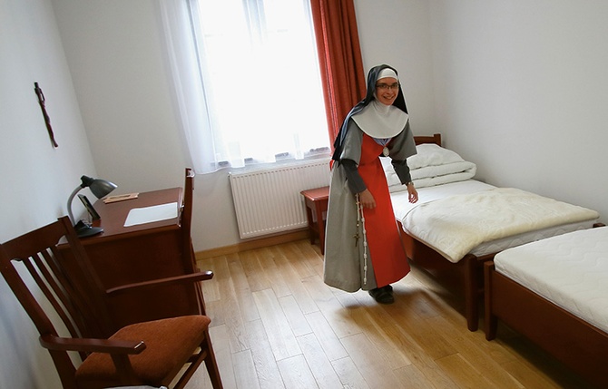 Na zainteresowanych rekolekcjami i wspólnymi modlitwami z zakonnicami w klasztorze czekają 24 łóżka.