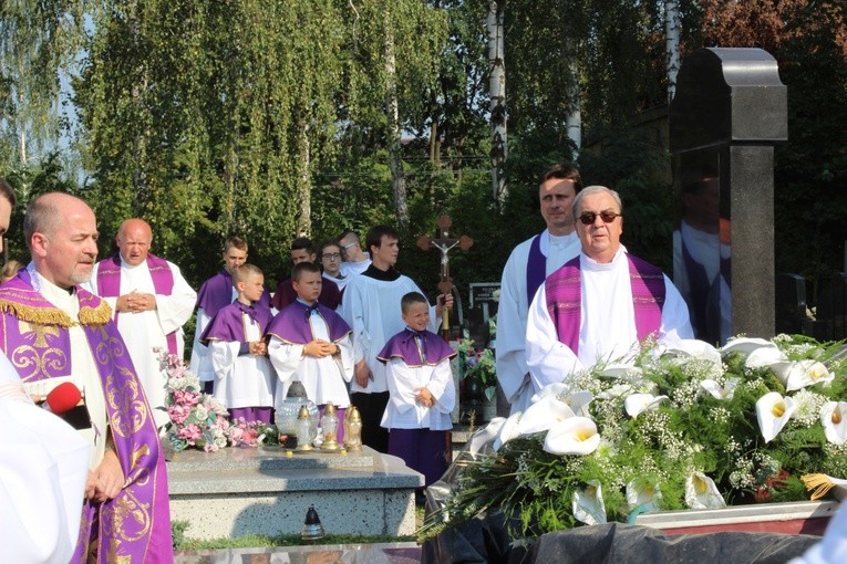 Modlitwa na trumną śp. ks. Tomasza Dzidy na cmentarzu parafii NMP Wspomożenia Wiernych w Czechowicach-Dziedzicach