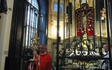 Ks. Robert Kwatek, proboszcz parafii katedrlanej w Łowiczu, błogosławi reliwkiarzem z czątką Drzewa Krzyża Świętego