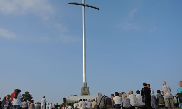 Od 15 lat Krzyż Trzeciego Tysiąclecia góruje nad miastem