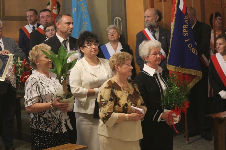 Parafianie z katedry dziękowali ks. prał. Zbigniewowi Powadzie