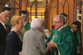 Za duszpasterską troskę dziękowali ks. prał. Zbigniewowi Powadzie przedstawiciele parafialnych grup apostolskich