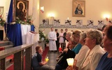 Parafianie przed obrazem Matki Bożej Częstochowskiej w kościele Radziwiłłowie