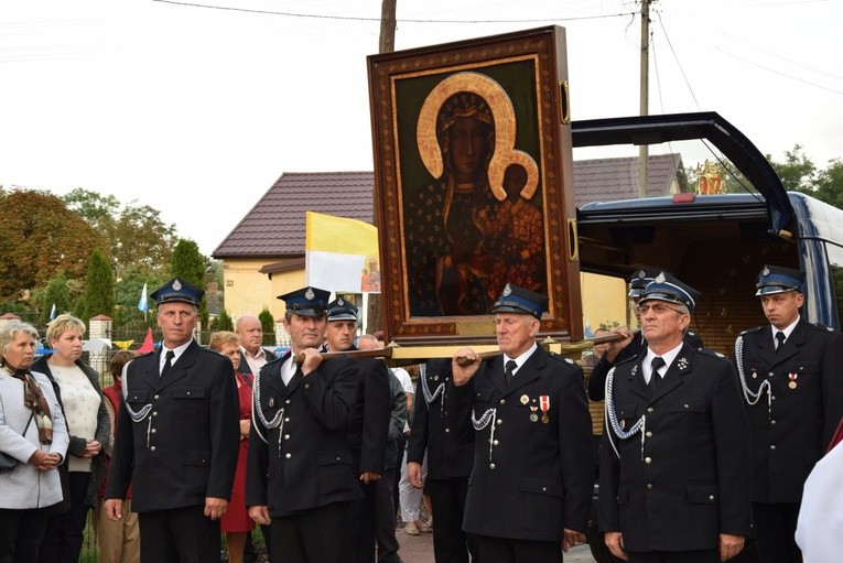 Strażacy niosą obraz Matki Bożej Częstochowskiej