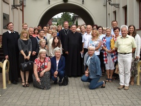 Z bp. Piotrem Turzyńskim uczestnicy rekolekcji na terenie sanktuarium. Czwarty z prawej ks. Wojciech Wojtyła