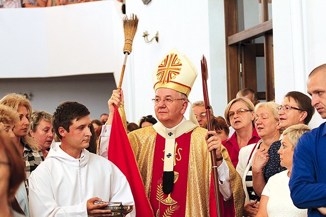 	Na początku Mszy św. arcybiskup poświęcił ściany kościoła.