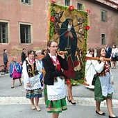 Na zakończenie niedzielnych uroczystości odbyła się procesja,  na którą mieszkańcy założyli stroje krakowskie.