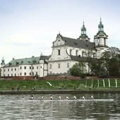 Sanktuaria Wodza Zastępów Niebieskich zwykle położone są nad wodą, w miejscach dawnego kultu pogańskiego. Nie inaczej jest w Krakowie.