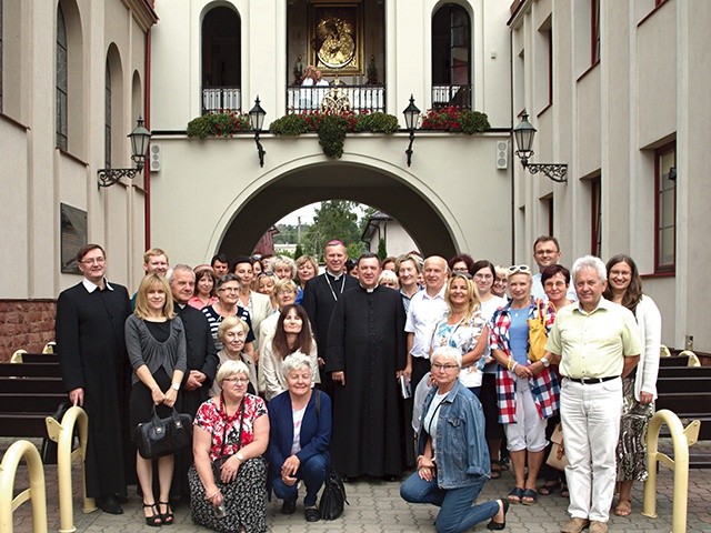 ▲	Z bp. Piotrem Turzyńskim i kustoszem ks. prał. Jerzym Karbownikiem  (obok biskupa) nauczyciele  i wychowawcy.  Czwarty z prawej  ks. Wojciech Wojtyła.