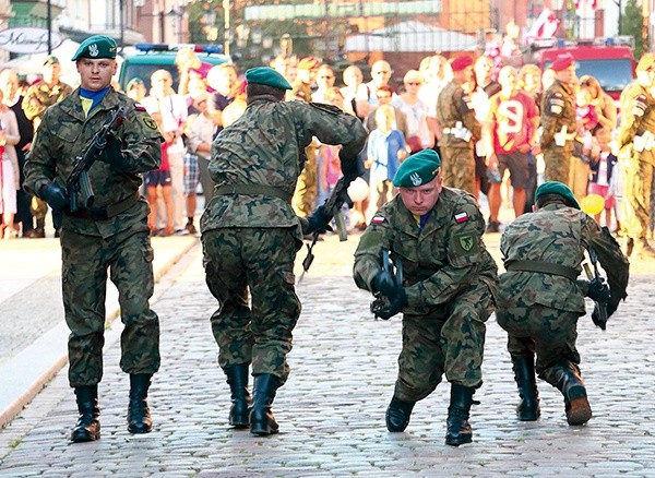 Największy  podziw wzbudził  pokaz musztry wojskowej.