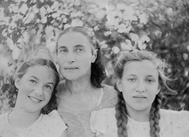 ▲	Teresa Przanowska – nauczycielka, poetka, działaczka społeczna. Na zdjęciu z córkami Krystyną i Teresą (z warkoczami). 
