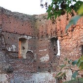 Ruiny zamku w Radzikach Dużych, z którymi wiążą się historie dawnych rodów i miejscowe legendy.