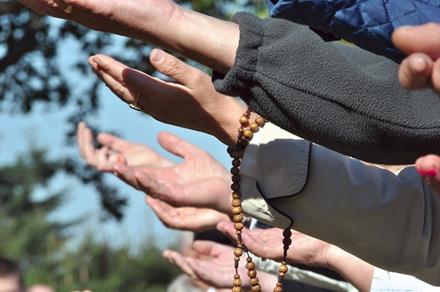 ▲	Uczestnicy pielgrzymki podczas modlitwy wyciągali ręce w geście prośby, wierząc,  że Maryja w znaku cudownej Piety zawsze słucha i wstawia się  za tymi, którzy się  do Niej uciekają.
