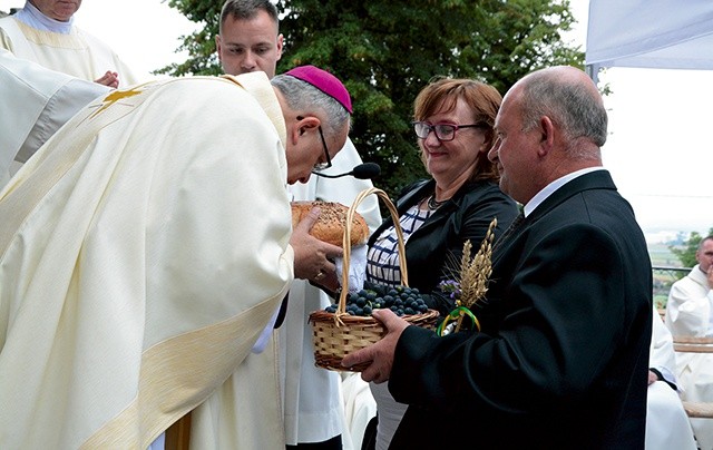 Biskup dziękował  na dożynkach Bogu za to,  że przez cały rok będziemy mieli chleb.