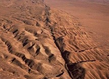 Fragment uskoku San Andereas – ponad 1000-kilometrowej granicy pomiędzy dwiema płytami tektonicznymi.  To obszar nieustającej aktywności sejsmicznej, i jedno z miejsc, gdzie prawdopodobnie niedługo zdaży się wielkie trzęsienie ziemi. 